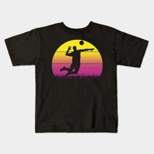 Travel back in time with beach volleyball - Retro Sunsets shirt featuring a player! Kids T-Shirt